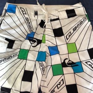 Quiksilver Board Shorts Size 34 White/ Black print